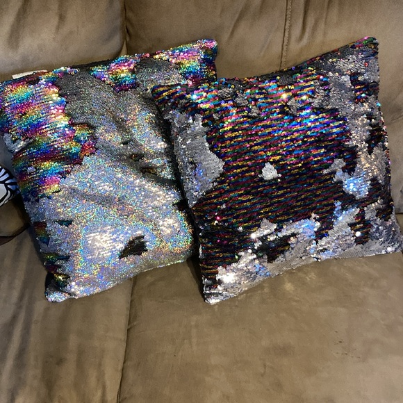 Pillows - Picture 4 of 7